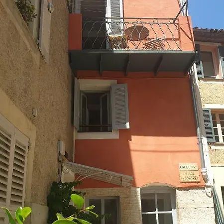Charmante maison de village au cœur de Biot Hébergement de vacances